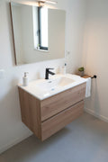 Mobile Bagno A Sospensione Color Rovere Con Rubinetto Nero Lavandino A Incasso